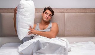 بررسی علت بوی نامطبوع بالش پر + 3 روش‌ شستن بالش پر