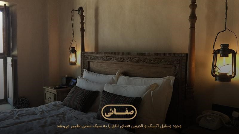 چیدمان اتاق با وسایل قدیمی و آنتیک